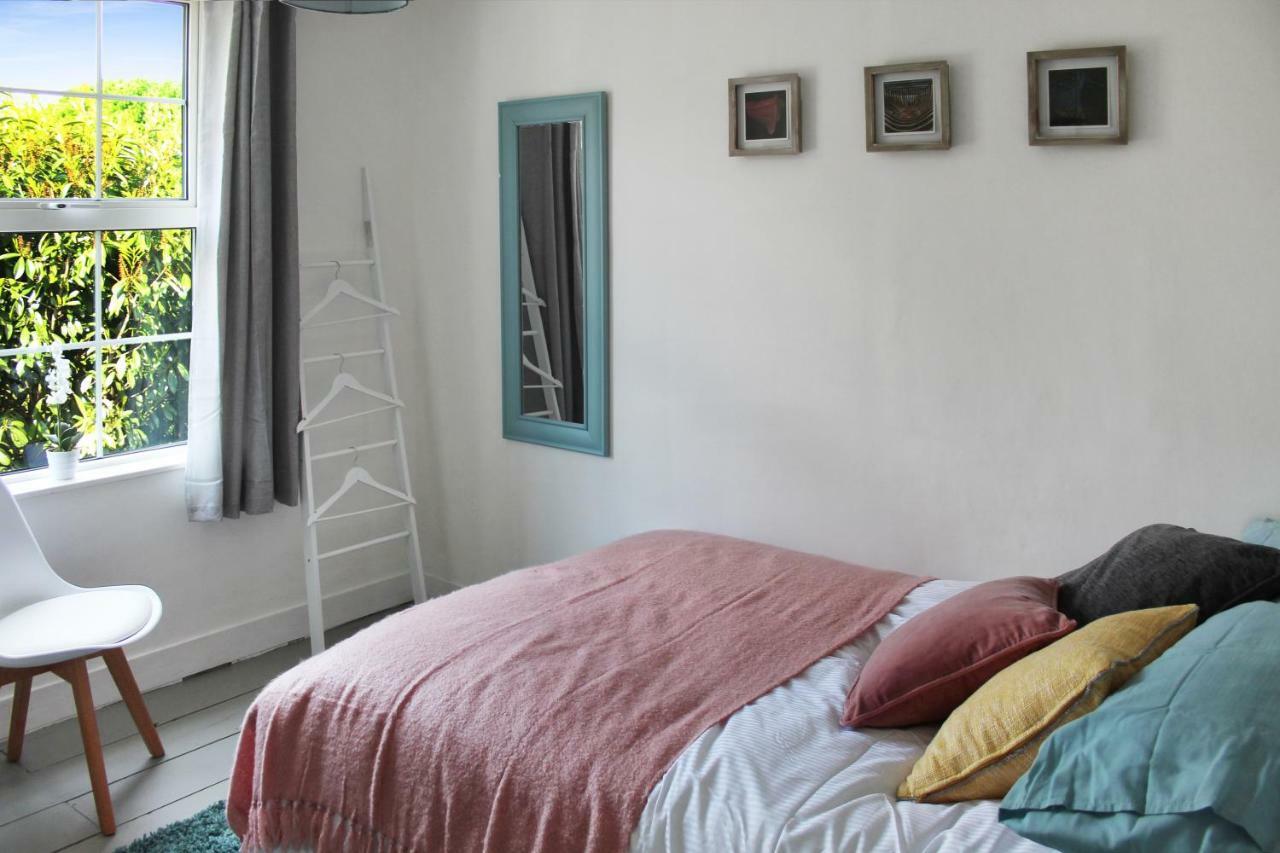 Secret Cottage, Wivenhoe - Charming, Cosy, Convenient & Quiet, 2 X Double Bed Period Cottage Plus Patio - 6 Min Walk Train, 2 Min Walk High Street Pubs, Restaurants, Shops Ngoại thất bức ảnh